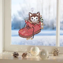 Fensterbild-Stickerei aus Plauener Spitze Katze im Weihnachtsschuh