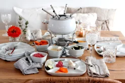 Fondueset 1 x Fonduetopf, 1 x Spritzschutz, 1 x Rechaud mit Drehkarusell, 1 x Brenner, 6 x Fonduegabeln, 6 x Fonduelöffel, 6 x Schälchen, 6 x Fondueteller