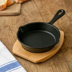 Freyersbacher Gusseisenpfanne 15 cm, Emaille Bratpfanne | mit Brett und Tuch